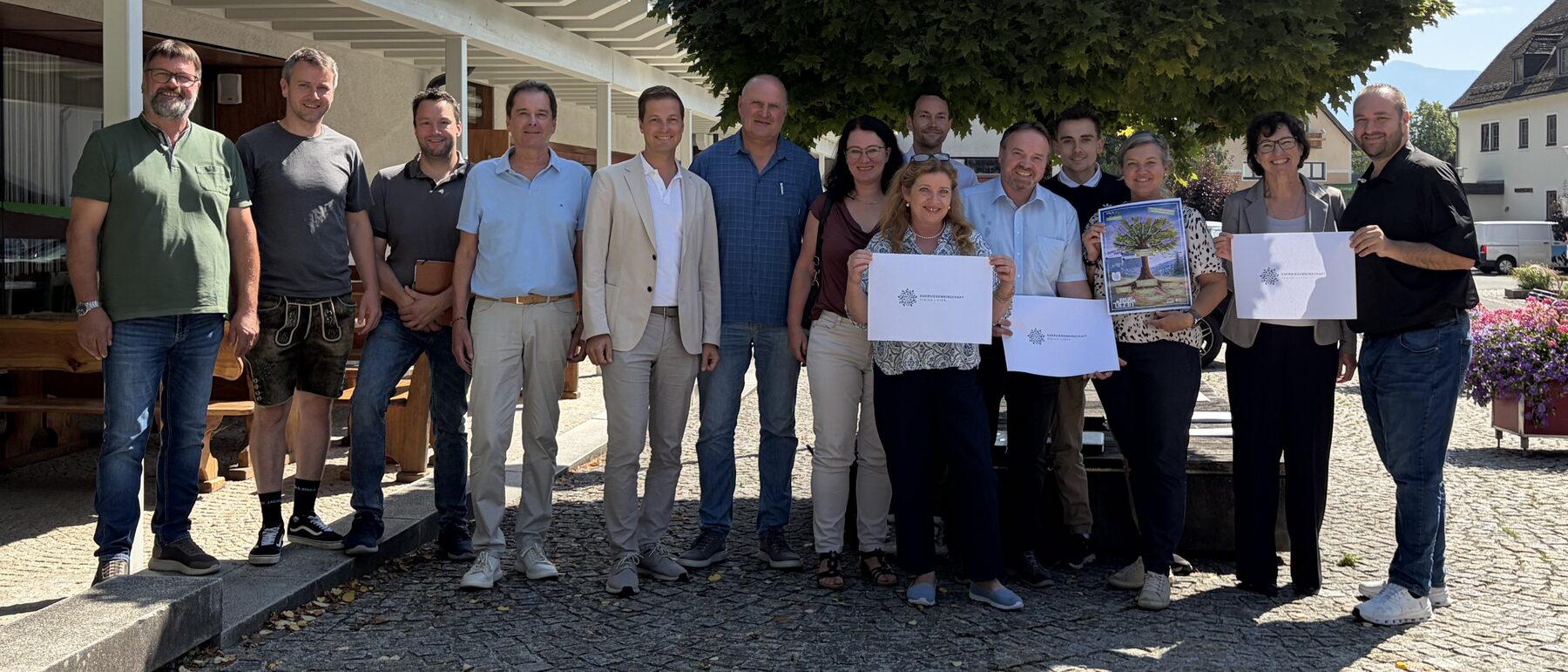Die Vertreterinnen und Vertreter der zehn Gründungsgemeinden mit RML und EGControl bei der Gründungs-Mitgliederversammlung am 3. August 2026 in Weißenbach bei Liezen